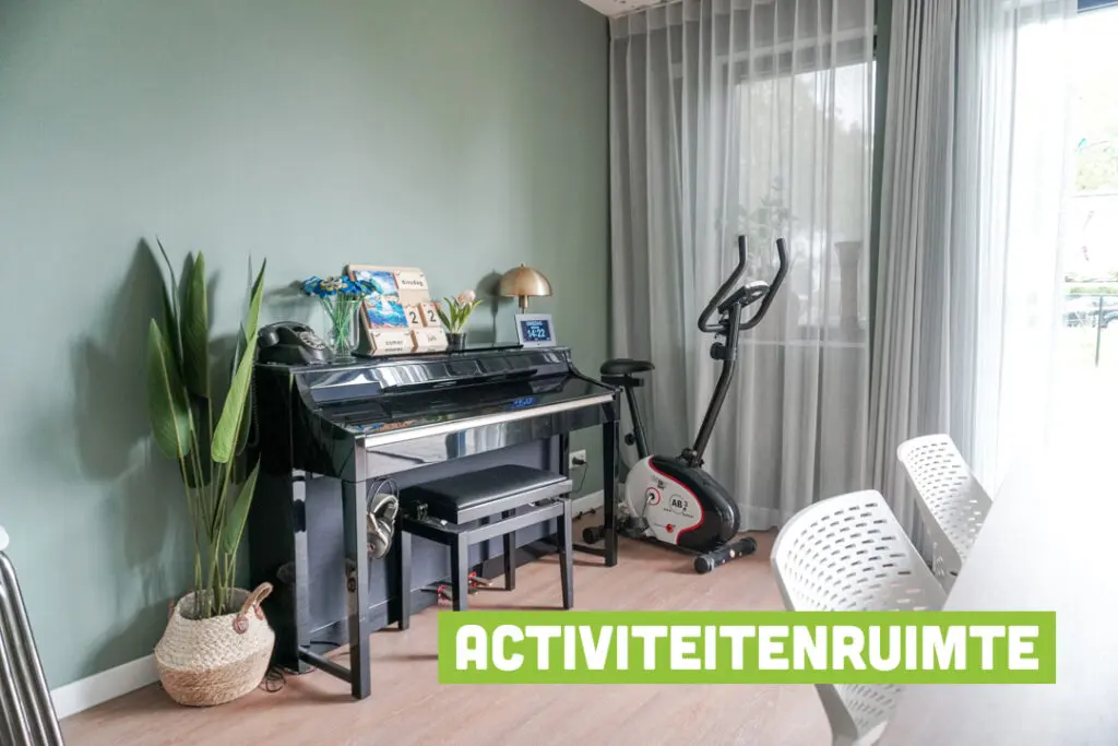Een foto van de gezellige en knusse inrichting van Het Huygenwaerthuis waar mensen met dementie kleinschalig wonen, anders dan in een verzorgingshuis