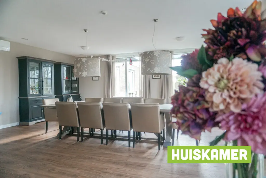 Een foto van de gezellige en knusse inrichting van Het Icarushuis waar mensen met dementie kleinschalig wonen, anders dan in een verzorgingshuis