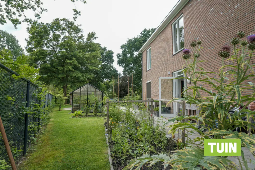 Een foto van de tuin van Het Icarushuis van Dagelijks Leven waar mensen met dementie kleinschalig en betaalbaar wonen in een particuliere zorginstelling