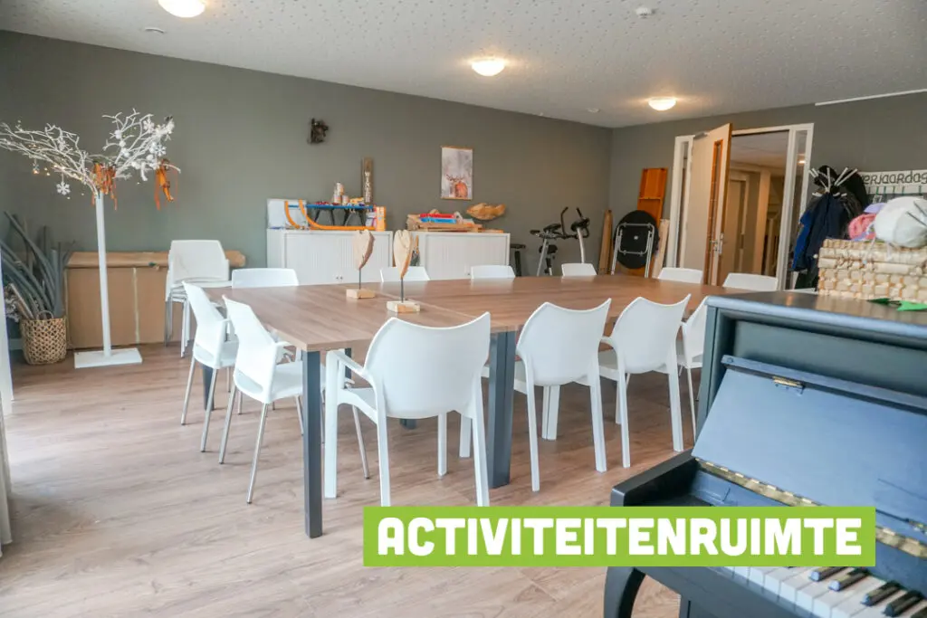 Een foto van de gezellige en knusse inrichting van Het Icarushuis waar mensen met dementie kleinschalig wonen, anders dan in een verzorgingshuis