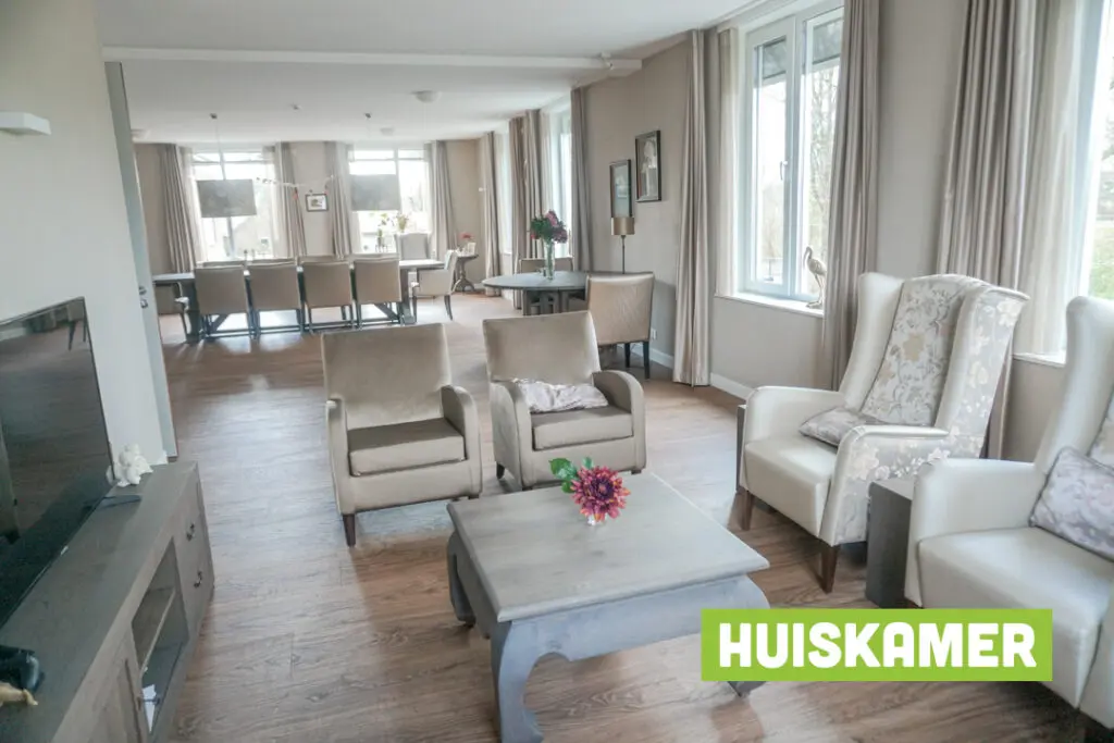 Een foto van de gezellige en knusse inrichting van Het Icarushuis waar mensen met dementie kleinschalig wonen, anders dan in een verzorgingshuis
