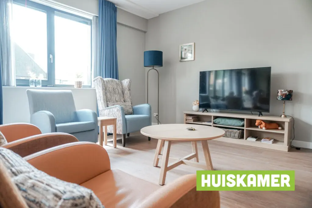 Een foto van de gezellige en knusse inrichting van Het Middelwechhuis waar mensen met dementie kleinschalig wonen, anders dan in een verzorgingshuis