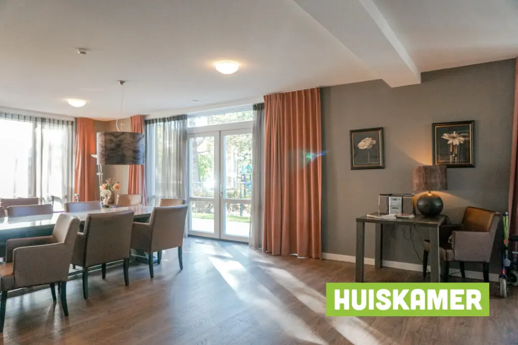 Een foto van de gezellige en knusse inrichting van Het Kulckhuis waar mensen met dementie kleinschalig wonen, anders dan in een verzorgingshuis