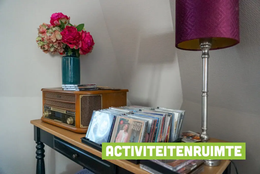 Een foto van de gezellige en knusse inrichting van Het Hurkhuis waar mensen met dementie kleinschalig wonen, anders dan in een verzorgingshuis
