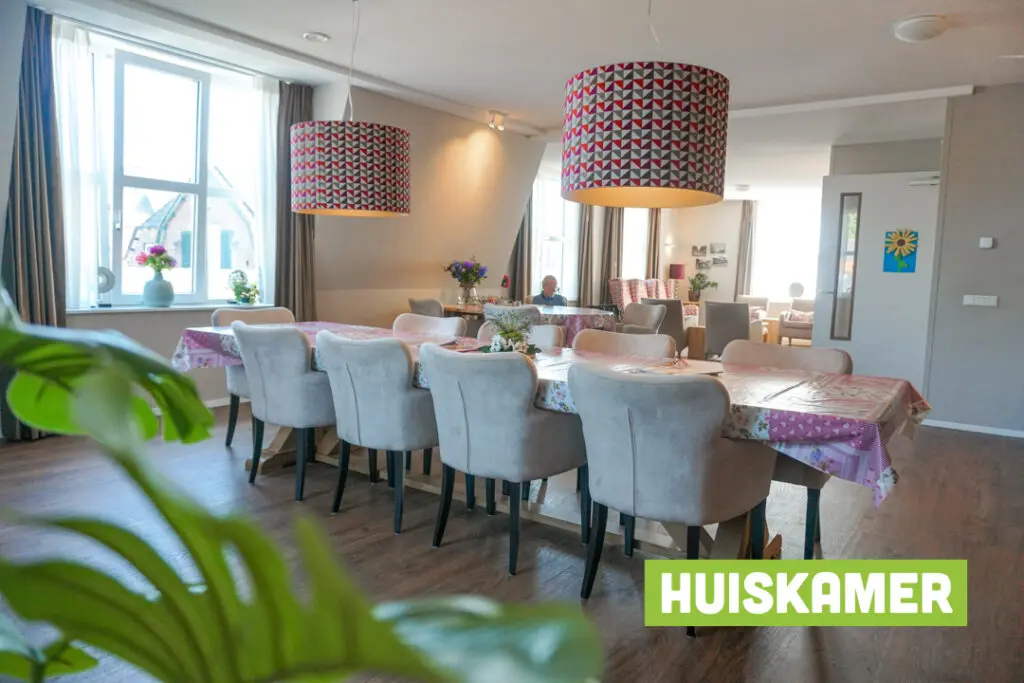Een foto van de gezellige en knusse inrichting van Het Hurkhuis waar mensen met dementie kleinschalig wonen, anders dan in een verzorgingshuis