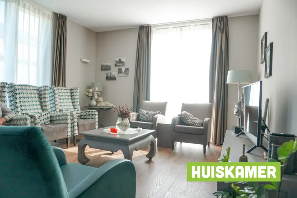 Een foto van de gezellige en knusse inrichting van Het Hurkhuis waar mensen met dementie kleinschalig wonen, anders dan in een verzorgingshuis