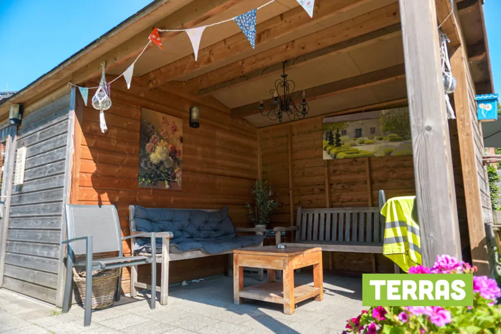 Een foto van de tuin van Het Hurkhuis van Dagelijks Leven waar mensen met dementie kleinschalig en betaalbaar wonen in een particuliere zorginstelling
