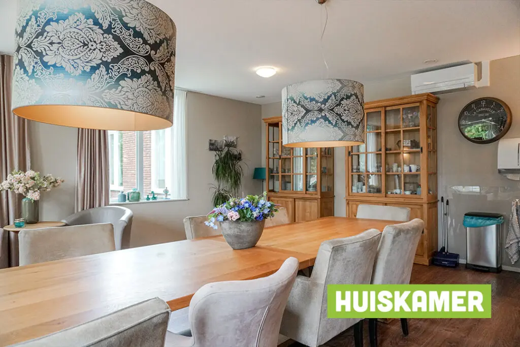 Een foto van de gezellige en knusse inrichting van Het Havezatenhuis waar mensen met dementie kleinschalig wonen, anders dan in een verzorgingshuis
