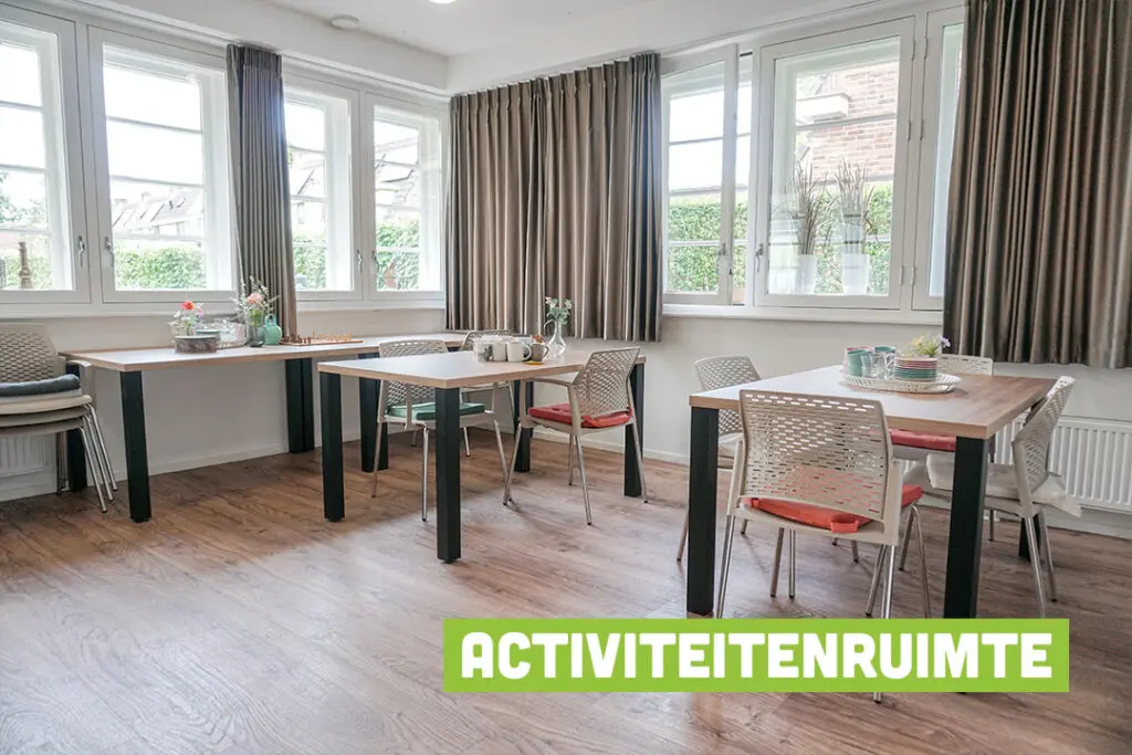 Een foto van de gezellige en knusse inrichting van Het Wilderinkhuis waar mensen met dementie kleinschalig wonen, anders dan in een verzorgingshuis