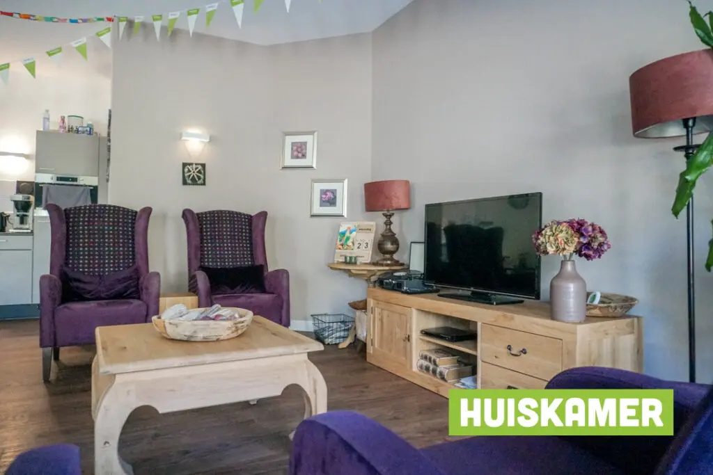 Een foto van de gezellige en knusse inrichting van Het Korenhuis waar mensen met dementie kleinschalig wonen, anders dan in een verzorgingshuis
