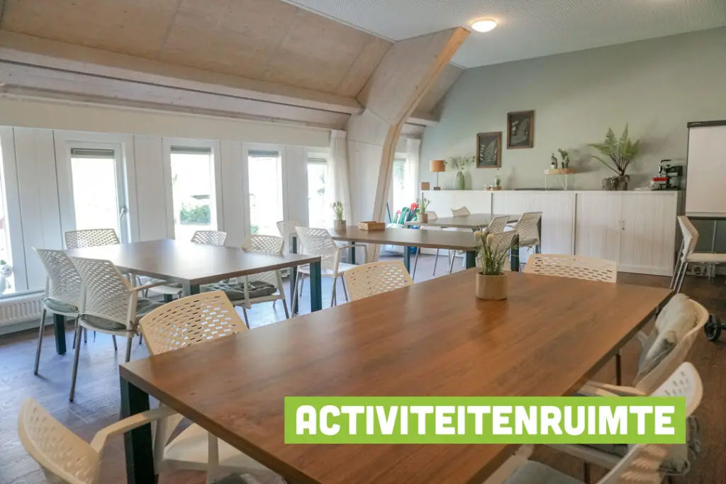 Een foto van de gezellige en knusse inrichting van Het Korenhuis waar mensen met dementie kleinschalig wonen, anders dan in een verzorgingshuis