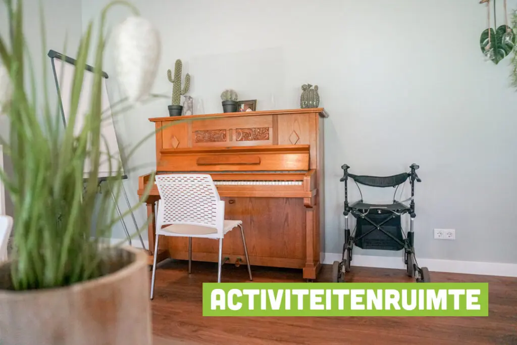 Een foto van de gezellige en knusse inrichting van Het Korenhuis waar mensen met dementie kleinschalig wonen, anders dan in een verzorgingshuis
