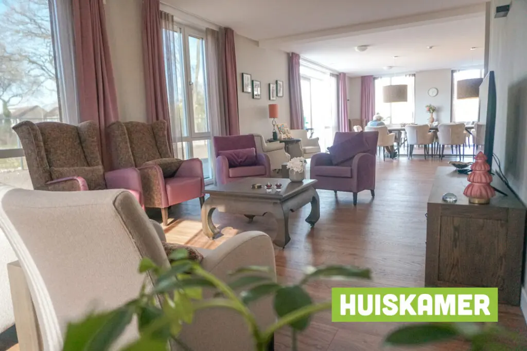 Een foto van de gezellige en knusse inrichting van Het Korhoenhuis waar mensen met dementie kleinschalig wonen, anders dan in een verzorgingshuis