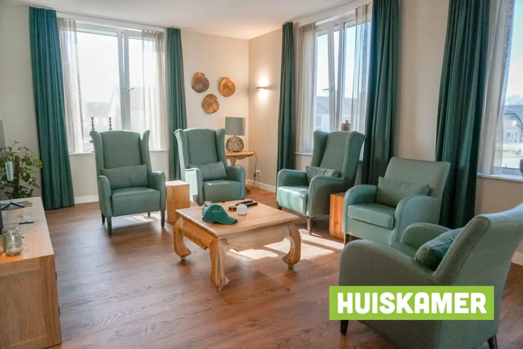 Een foto van de gezellige en knusse inrichting van Het Korhoenhuis waar mensen met dementie kleinschalig wonen, anders dan in een verzorgingshuis