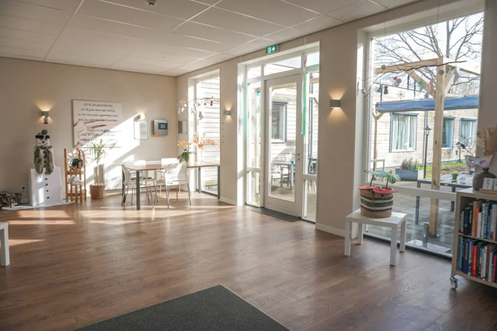 Een foto van de gezellige en knusse inrichting van Het Risdamhuis waar mensen met dementie kleinschalig wonen, anders dan in een verzorgingshuis