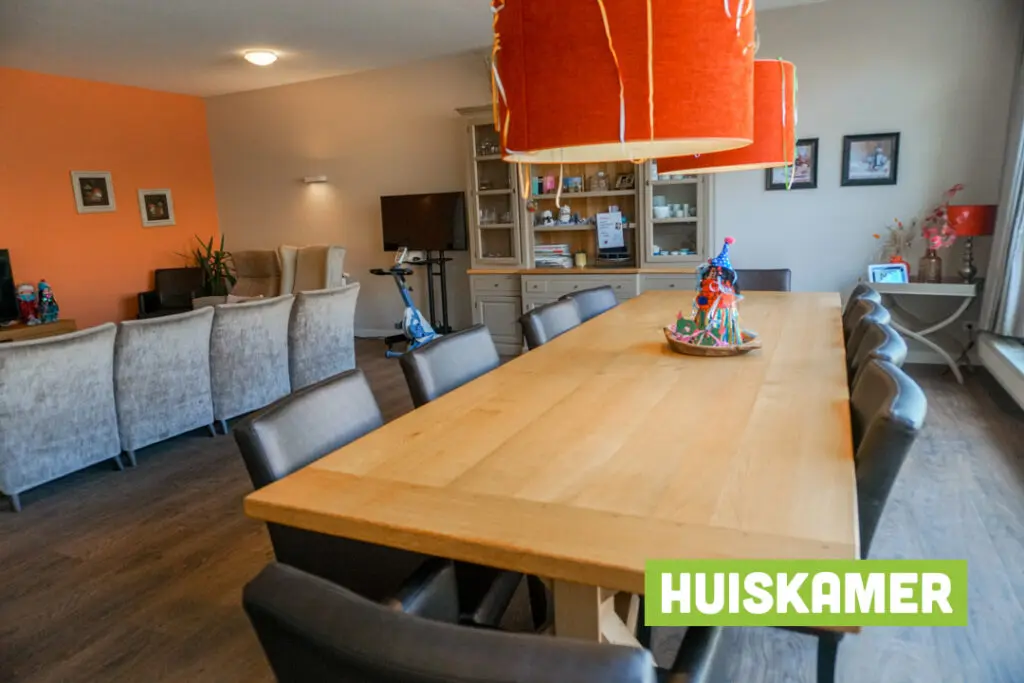 Een foto van de gezellige en knusse inrichting van Het Risdamhuis waar mensen met dementie kleinschalig wonen, anders dan in een verzorgingshuis