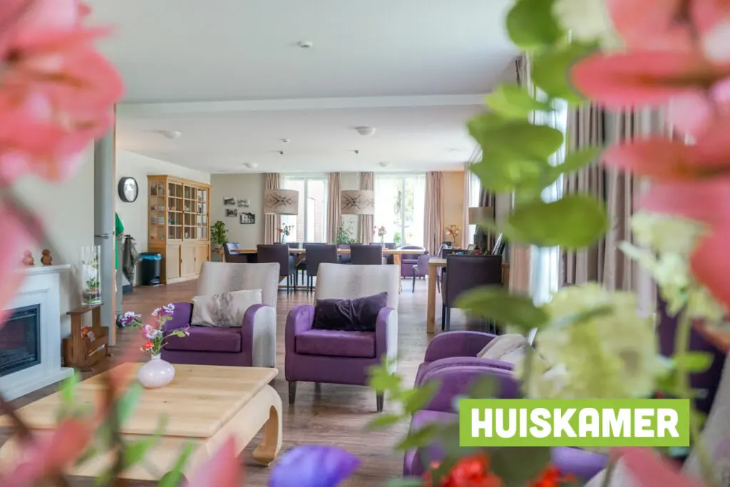 Een foto van de gezellige en knusse inrichting van Het Molenveldhuis waar mensen met dementie kleinschalig wonen, anders dan in een verzorgingshuis