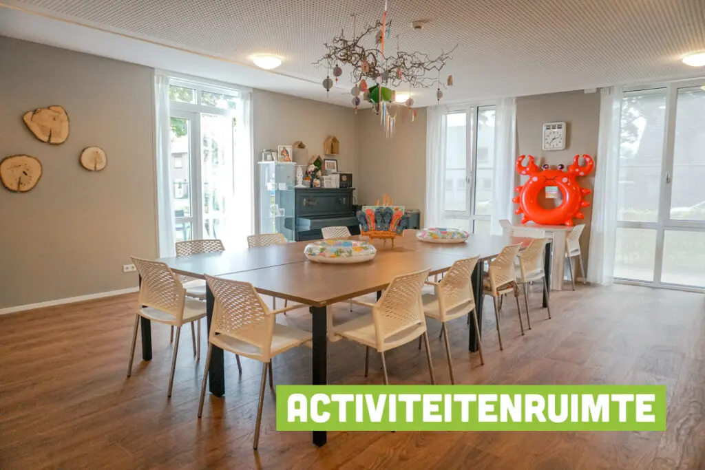 Een foto van de gezellige en knusse inrichting van Het Molenveldhuis waar mensen met dementie kleinschalig wonen, anders dan in een verzorgingshuis