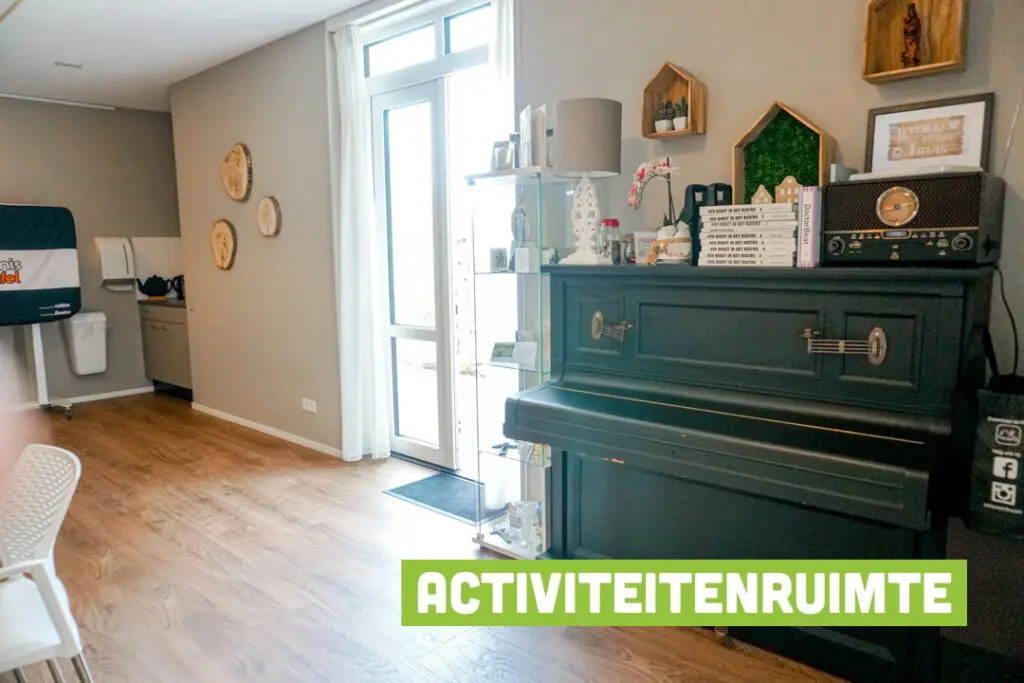 Een foto van de gezellige en knusse inrichting van Het Molenveldhuis waar mensen met dementie kleinschalig wonen, anders dan in een verzorgingshuis