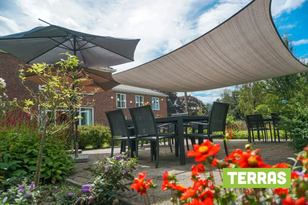 Een foto van de tuin van Het Molenveldhuis van Dagelijks Leven waar mensen met dementie kleinschalig en betaalbaar wonen in een particuliere zorginstelling