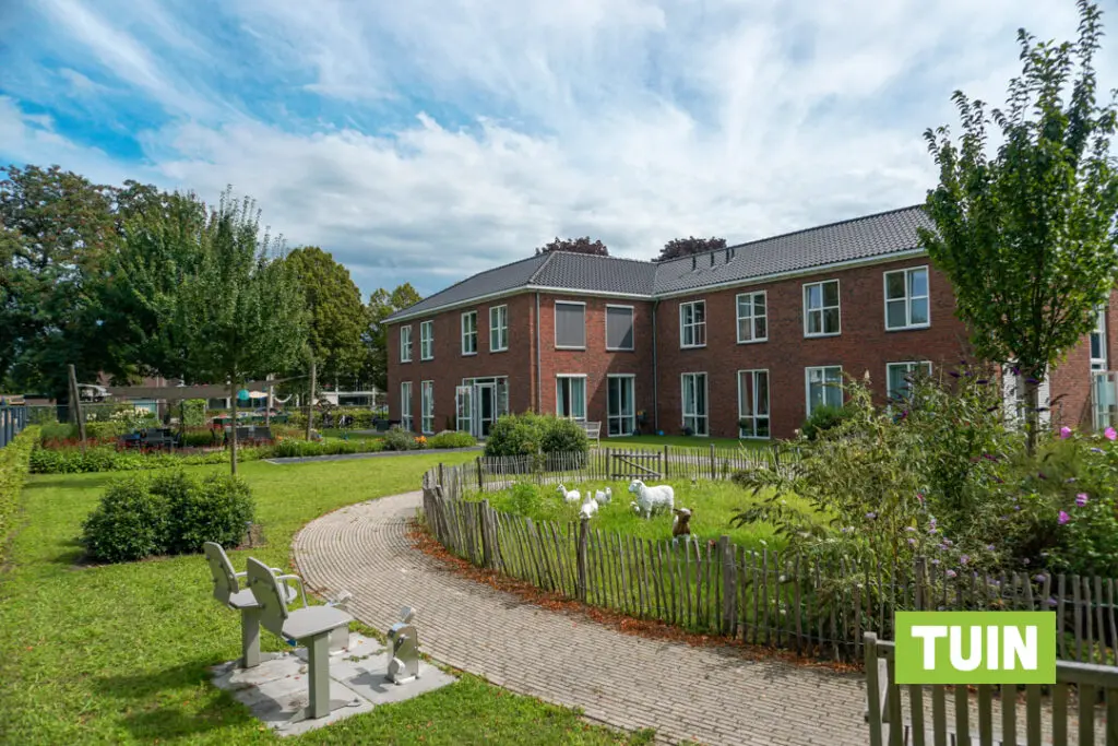 Een foto van de tuin van Het Molenveldhuis van Dagelijks Leven waar mensen met dementie kleinschalig en betaalbaar wonen in een particuliere zorginstelling