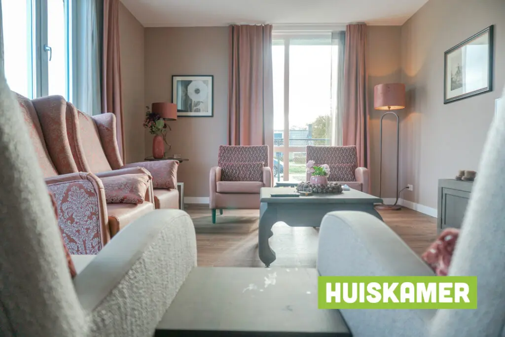 Een foto van de gezellige en knusse inrichting van Het Blaauwhofhuis waar mensen met dementie kleinschalig wonen, anders dan in een verzorgingshuis