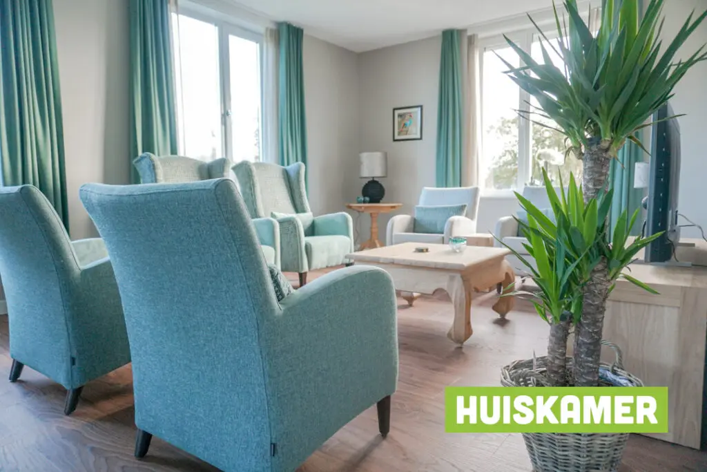 Een foto van de gezellige en knusse inrichting van Het Blaauwhofhuis waar mensen met dementie kleinschalig wonen, anders dan in een verzorgingshuis