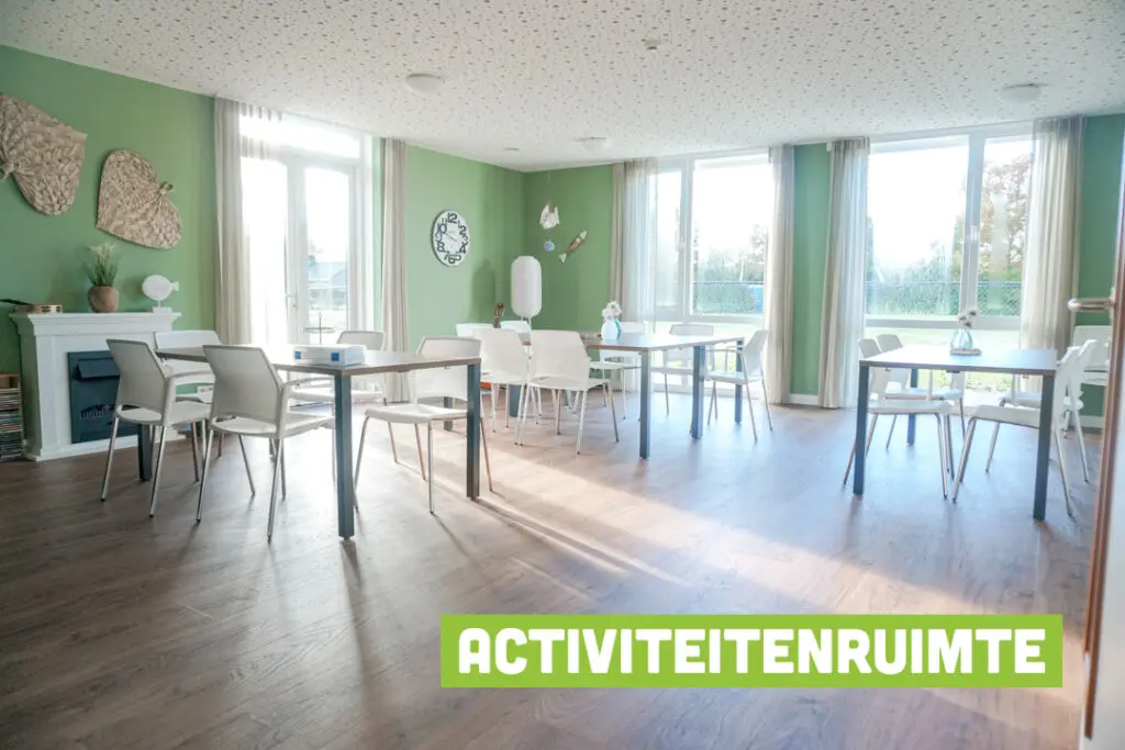 Een foto van de gezellige en knusse inrichting van Het Blaauwhofhuis waar mensen met dementie kleinschalig wonen, anders dan in een verzorgingshuis