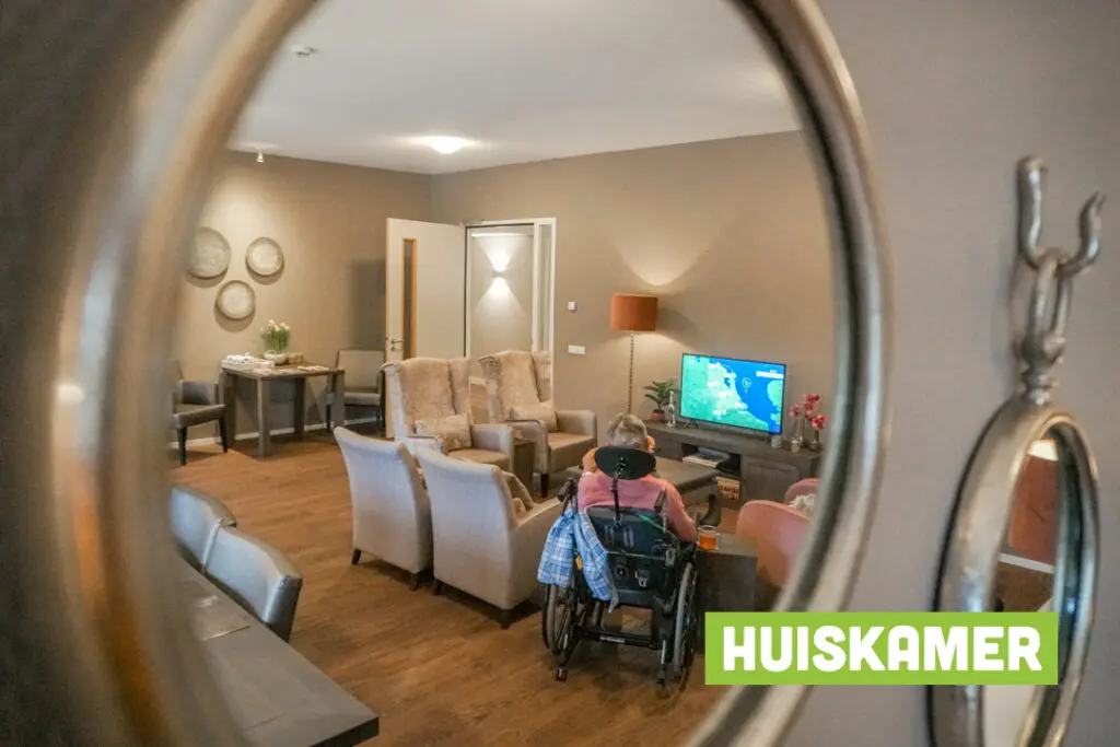 Een foto van de gezellige en knusse inrichting van Het Vandermolenhuis waar mensen met dementie kleinschalig wonen, anders dan in een verzorgingshuis