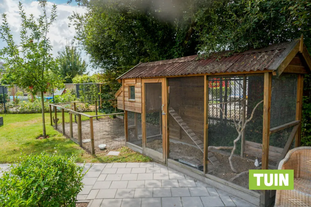 Een foto van de tuin van Het Toorenhuis van Dagelijks Leven waar mensen met dementie kleinschalig en betaalbaar wonen in een particuliere zorginstelling