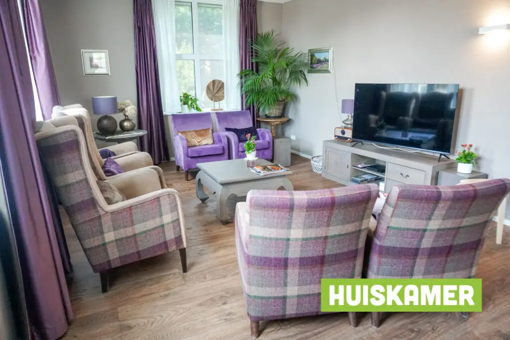 Een foto van de gezellige en knusse inrichting van Het Gofferthuis waar mensen met dementie kleinschalig wonen, anders dan in een verzorgingshuis