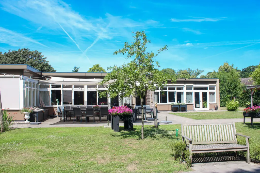 Een foto van Het Prins Claushuis van Dagelijks Leven waar mensen met dementie kleinschalig en betaalbaar wonen in een particuliere zorginstelling