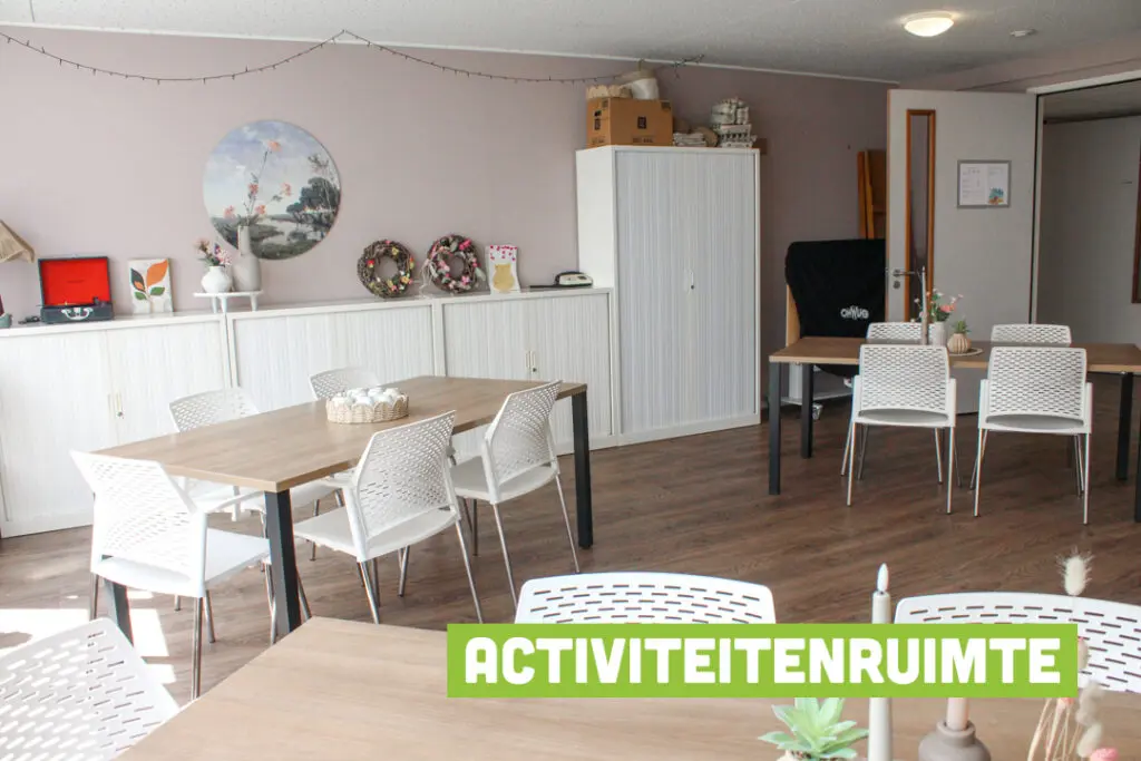 Een foto van de gezellige en knusse inrichting van Het Prins Claushuis waar mensen met dementie kleinschalig wonen, anders dan in een verzorgingshuis