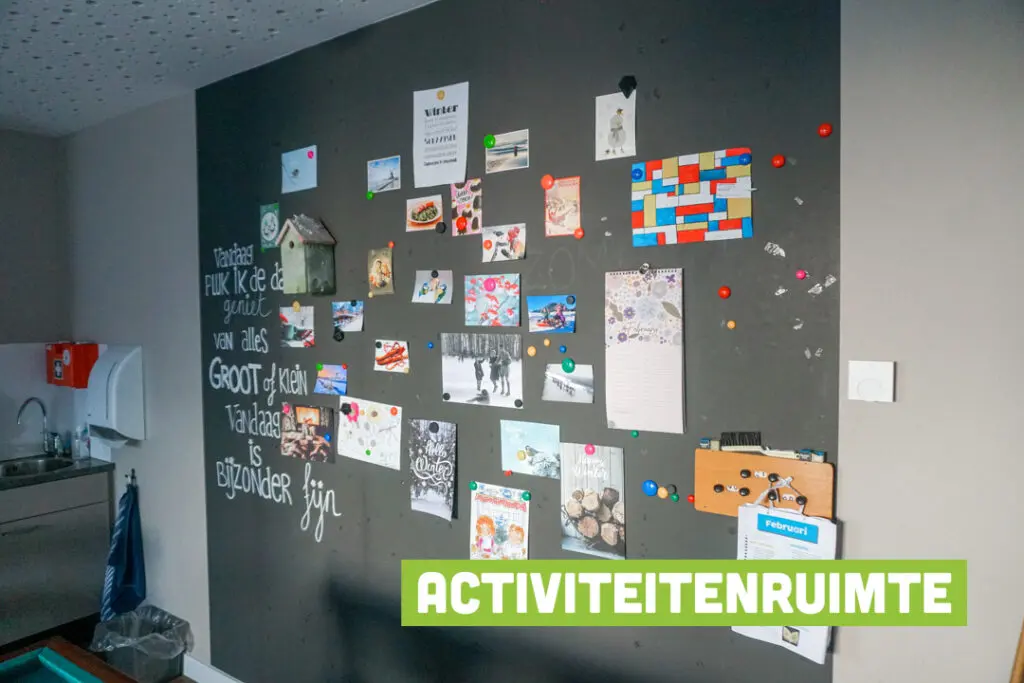 Een foto van de gezellige en knusse inrichting van Het Verkeerstorenhuis waar mensen met dementie kleinschalig wonen, anders dan in een verzorgingshuis