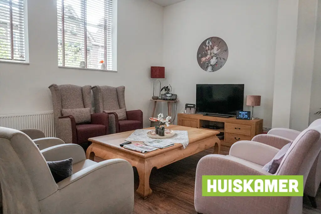 Een foto van de gezellige en knusse inrichting van Het Poirtershuis waar mensen met dementie kleinschalig wonen, anders dan in een verzorgingshuis