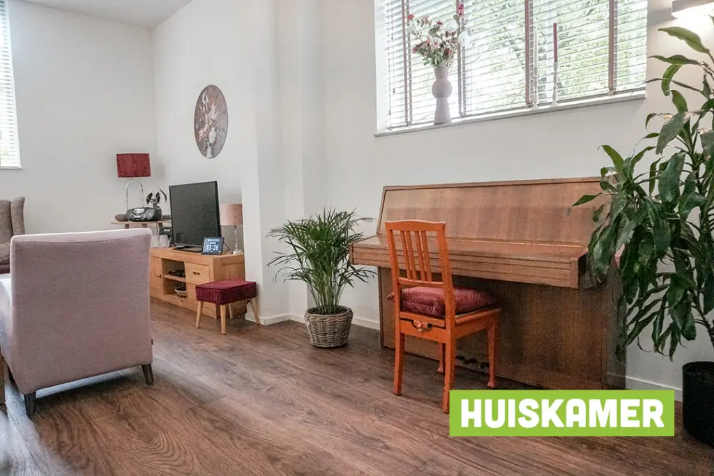 Een foto van de gezellige en knusse inrichting van Het Poirtershuis waar mensen met dementie kleinschalig wonen, anders dan in een verzorgingshuis