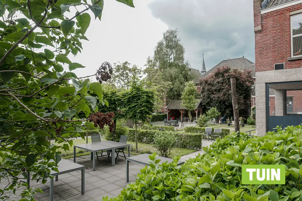 Een foto van de gezellige en knusse inrichting van Het Poirtershuis waar mensen met dementie kleinschalig wonen, anders dan in een verzorgingshuis