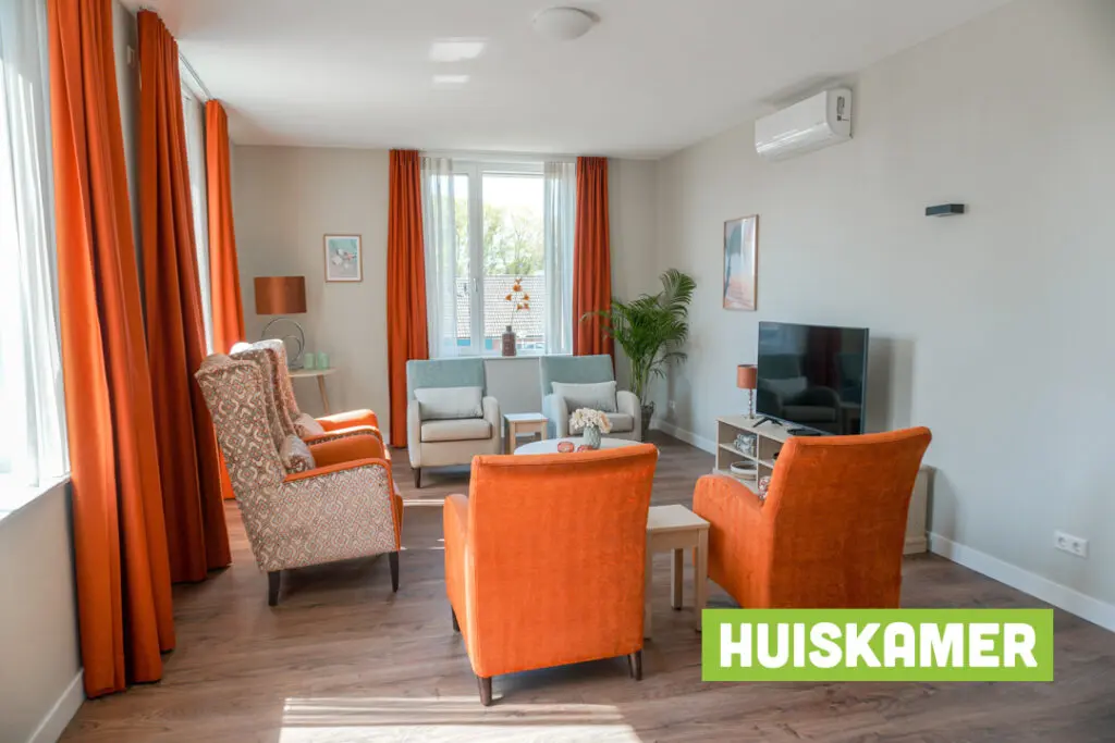 Een foto van de gezellige en knusse inrichting van Het Carmelhuis waar mensen met dementie kleinschalig wonen, anders dan in een verzorgingshuis