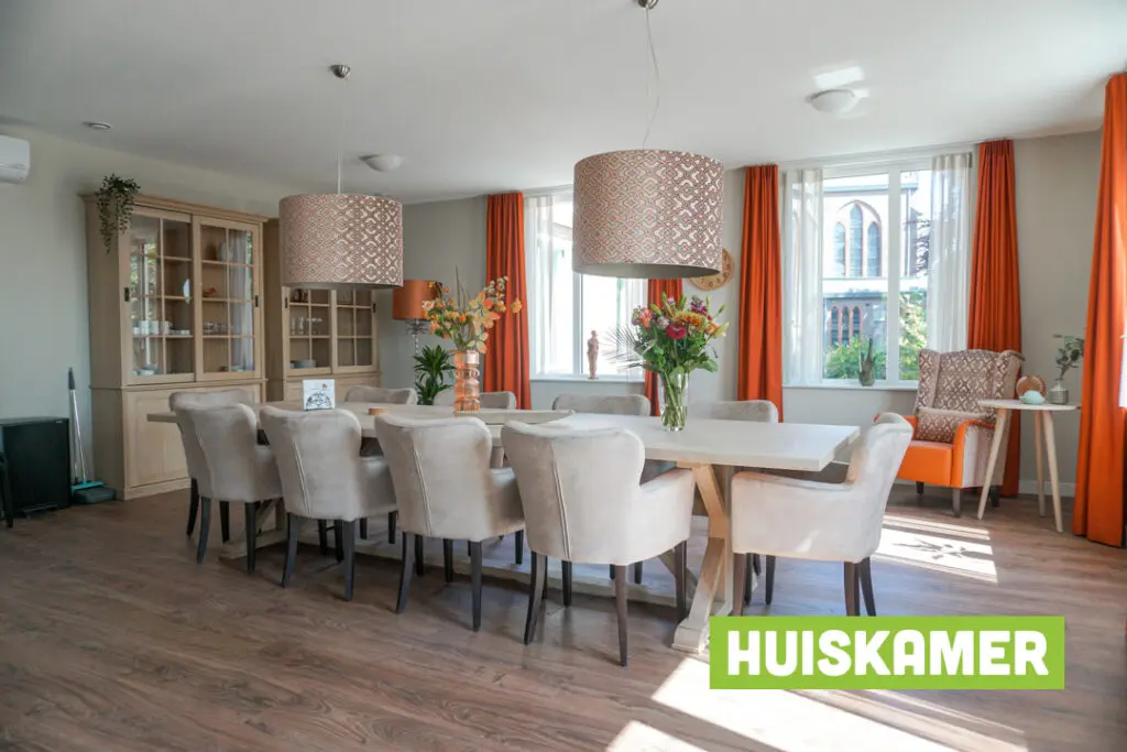 Een foto van de gezellige en knusse inrichting van Het Carmelhuis waar mensen met dementie kleinschalig wonen, anders dan in een verzorgingshuis