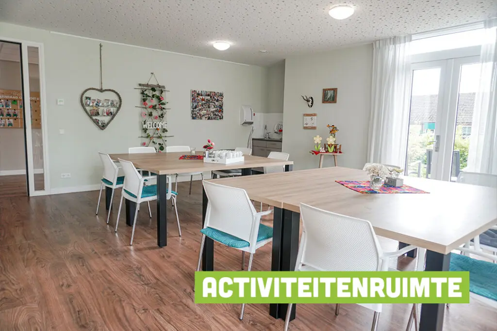 Een foto van de gezellige en knusse inrichting van Het Carmelhuis waar mensen met dementie kleinschalig wonen, anders dan in een verzorgingshuis