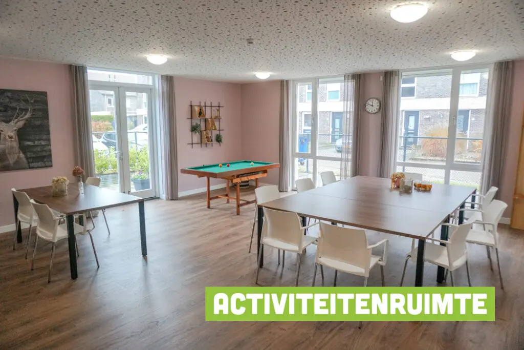 Een foto van de gezellige en knusse inrichting van Het Oosterhuis waar mensen met dementie kleinschalig wonen, anders dan in een verzorgingshuis