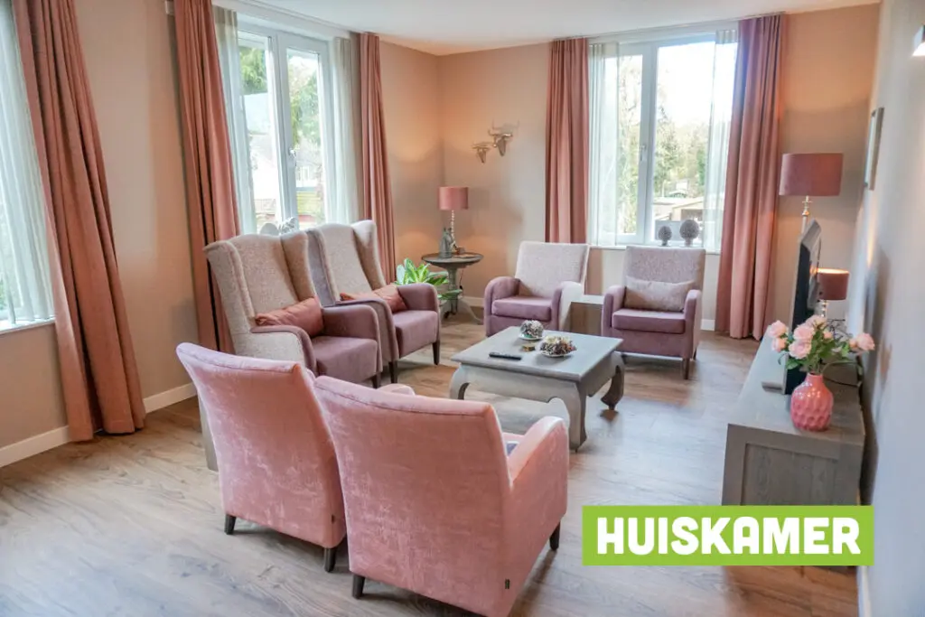 Een foto van de gezellige en knusse inrichting van Het Oosterhuis waar mensen met dementie kleinschalig wonen, anders dan in een verzorgingshuis