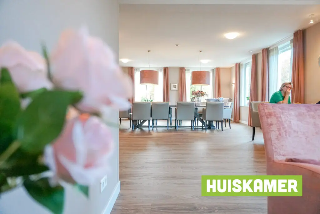 Een foto van de gezellige en knusse inrichting van Het Oosterhuis waar mensen met dementie kleinschalig wonen, anders dan in een verzorgingshuis