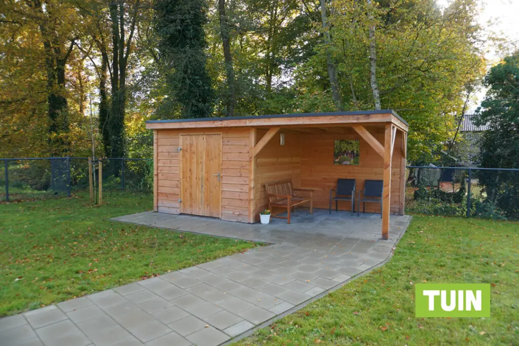 Een foto van de tuin van Het Oosterhuis van Dagelijks Leven waar mensen met dementie kleinschalig en betaalbaar wonen in een particuliere zorginstelling