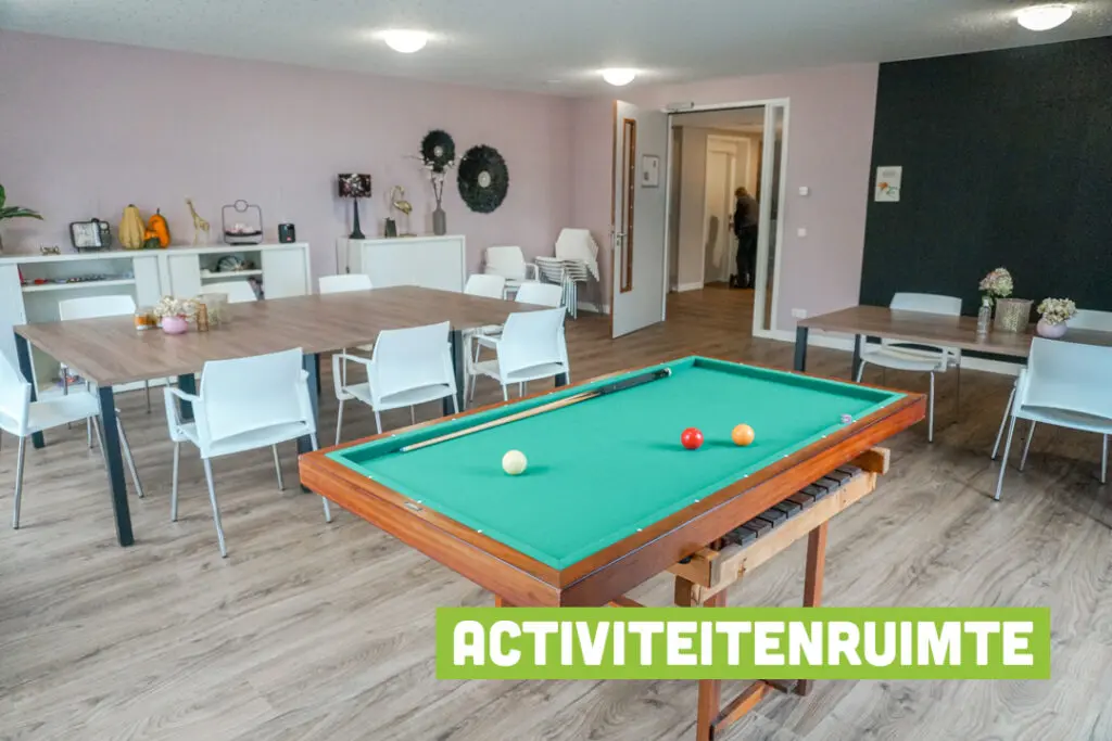 Een foto van de gezellige en knusse inrichting van Het Oosterhuis waar mensen met dementie kleinschalig wonen, anders dan in een verzorgingshuis
