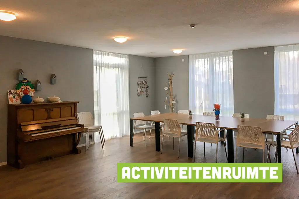 Een foto van de gezellige en knusse inrichting van Het Ussenhuis waar mensen met dementie kleinschalig wonen, anders dan in een verzorgingshuis
