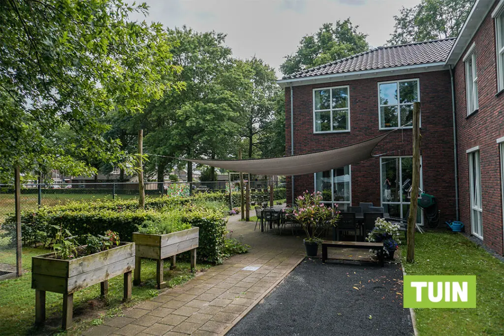 Een foto van de tuin van Het Ussenhuis van Dagelijks Leven waar mensen met dementie kleinschalig en betaalbaar wonen in een particuliere zorginstelling