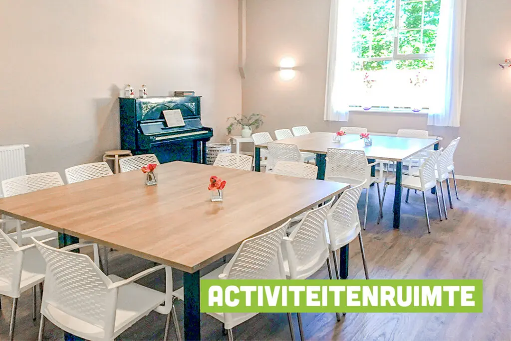 Een foto van de gezellige en knusse inrichting van Het Hofstedehuis waar mensen met dementie kleinschalig wonen, anders dan in een verzorgingshuis