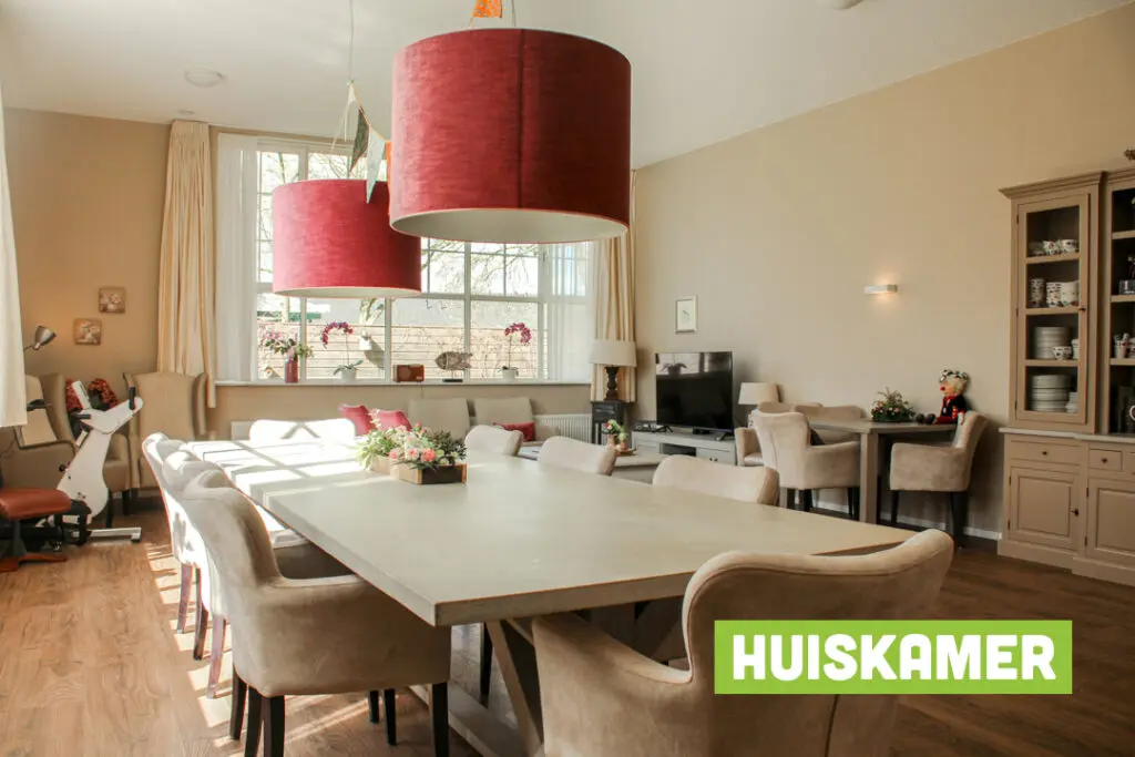 Een foto van de gezellige en knusse inrichting van Het Hofstedehuis waar mensen met dementie kleinschalig wonen, anders dan in een verzorgingshuis