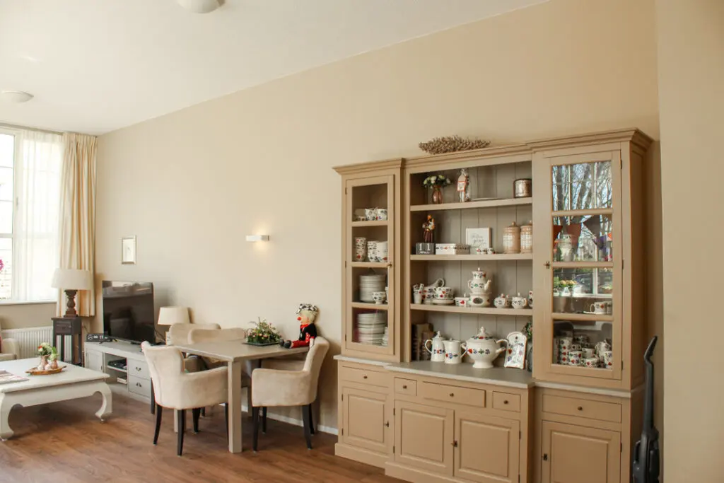 Een foto van de gezellige en knusse inrichting van Het Hofstedehuis waar mensen met dementie kleinschalig wonen, anders dan in een verzorgingshuis